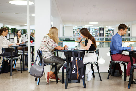 Nuoria opiskelemassa Aalto-yliopiston kirjastossa.