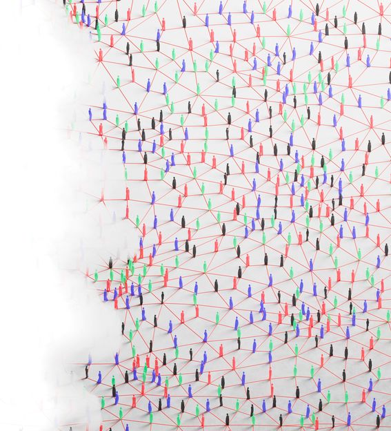 Kuvituskuvan vasemmassa reunassa on valkoista pilviverhoa, jonka takaa tulee näkyviin pienten eriväristen ihmishahmojen tiheä ja laaja verkosto. Ihmisten välisiä etäisyyksiä halkovat punaiset janat. Kuvitus: Iikkamatti Hauru.