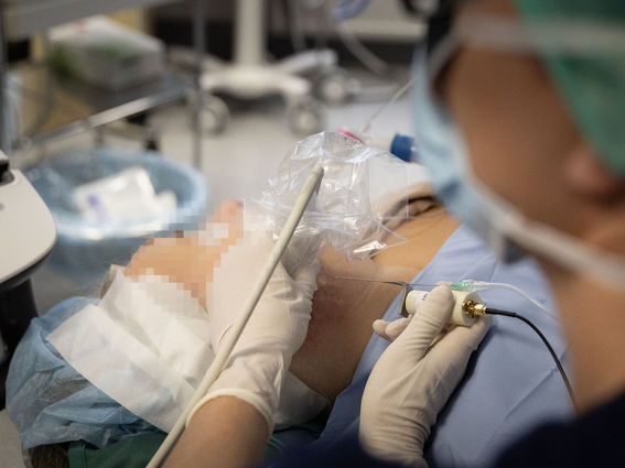 On 1 September, HUS clinicians used the ultrasonic needle for the very first time in a patient. Photo by Kalle Kataila.