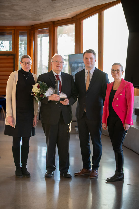 Aalto-yliopiston provosti Kristiina Mäkelä, Aalto-yliopiston professori ja Espoo Ambassador 2023 Peter Lund, Visit Espoon matkailujohtaja Miikka Valo ja Enter Espoo Oy:n toimitusjohtaja Jaana Tuomi.