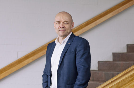 Jyri Hämäläinen seisoo portaikossa