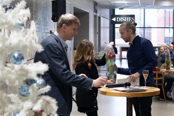 Hans Moen saapui vastaanottamaan SCI Awardseissa jaetun palkinnon.