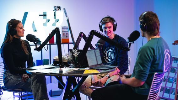 Kolme sähköteekkaria studiossa