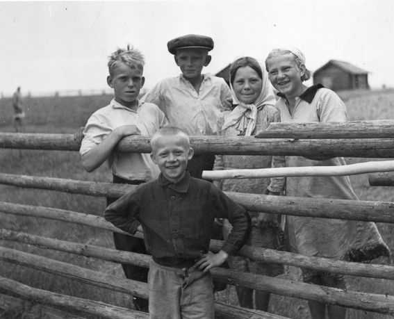 Nuorisoa Aunuksessa.