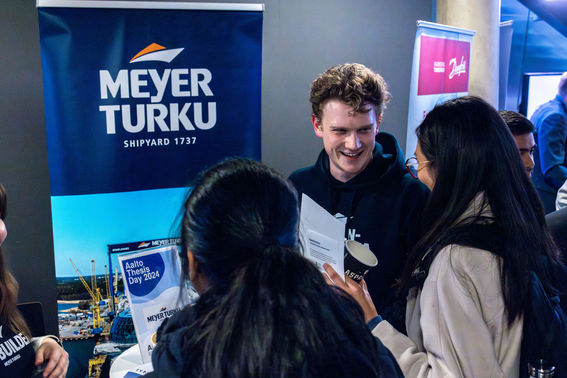 Ihmisiä esittelypisteellä