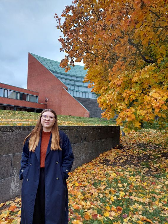 Nelli Puumalainen kandidaattikeskuksen takana