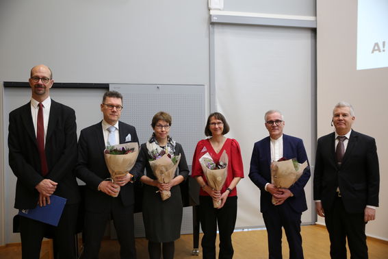 Kuvassa presidentin palkitsemat.