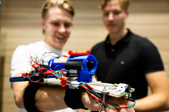 Aallon opiskelijoita ständillä