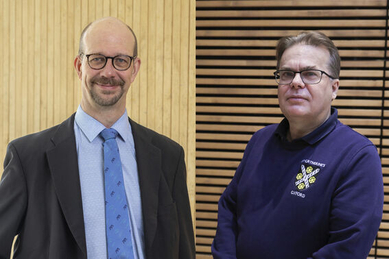 Sähkötekniikan korkeakoulun dekaani Jussi Ryynänen ja professori Petri Mähönen.