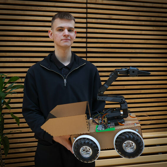 Viktor Solianoi ja KOURA-robotti.