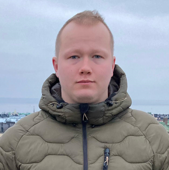 Lauri standing in front of a cityscape