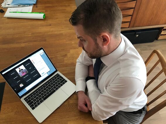 Vesa Sironen korona-ajan maisterivalmistujaisjuhlassa keväällä 2021