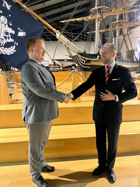 Vesa Sironen (oikealla) onnittelee lehtori Lauri Vuoriluotoa Novia-ammattikorkeakoulussa