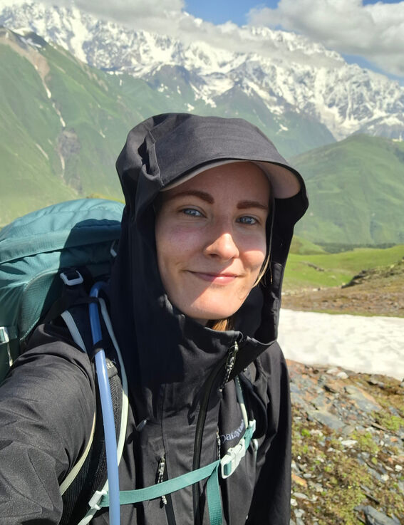 Maija Kirveennummi vaeltamassa