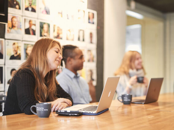 opiskelijat työskentelevät pöydän ääressä.