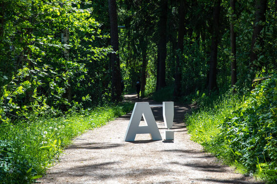 Aalto-logo kesäisessä ympäristössä.