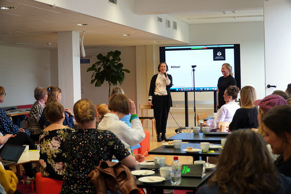 Tuulikki Laes is thanking the main speaker of the event, Sonja Kosunen.