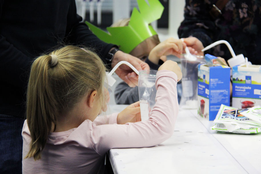 Lapsi ja vanhemmat tekevät yhdessä biohajoavaa slimeä