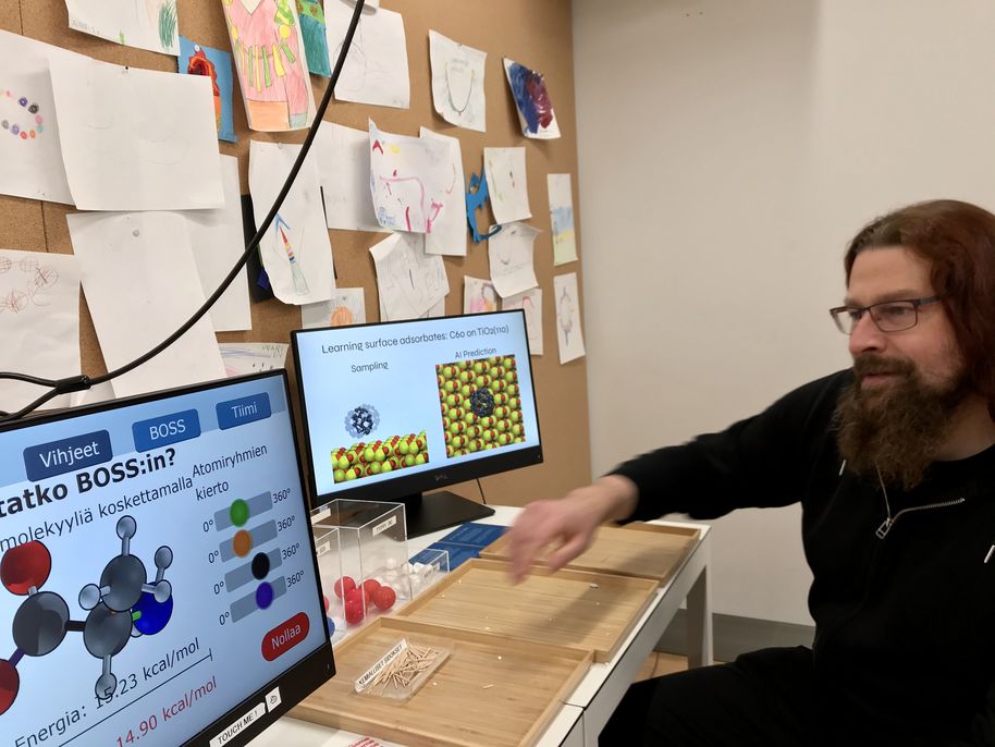 Patrick Rinke trying out the exhibit at Oodi