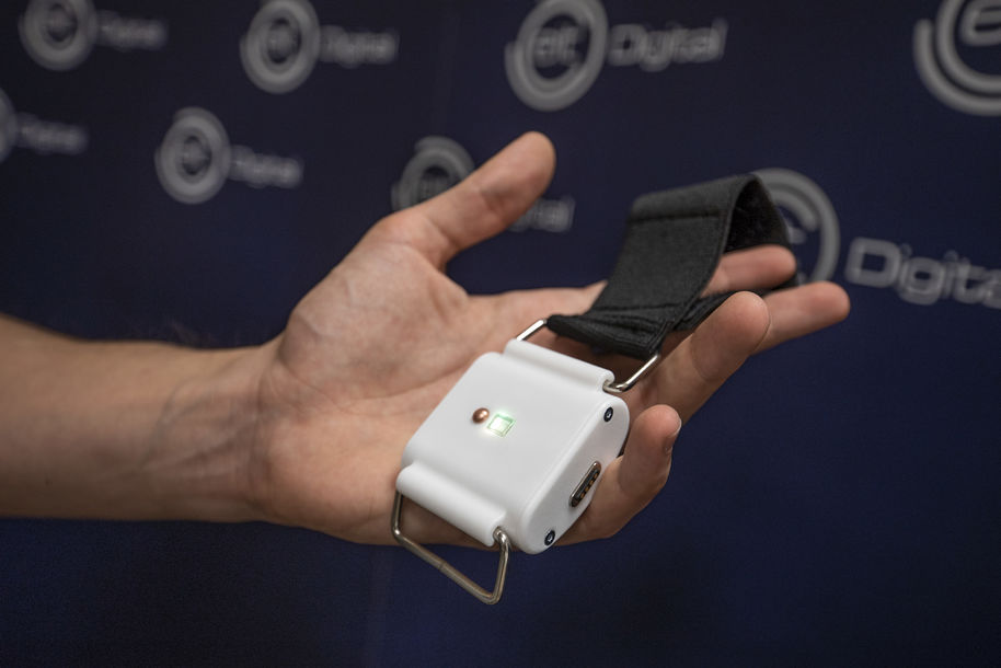 Potilaiden etävalvontaan tarkoitetun, ranteeseen kiinnitettävän laitteen sisäpinnalla on pieniä elektroniikkakomponentteja.