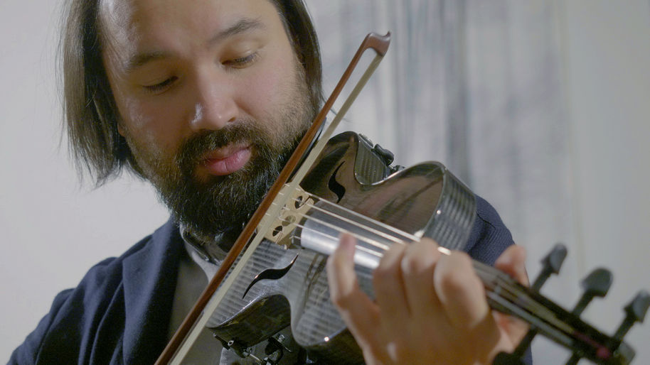Sebastian Schlecht_playing violin_Photo_Mika Vartiainen / Aalto Studios