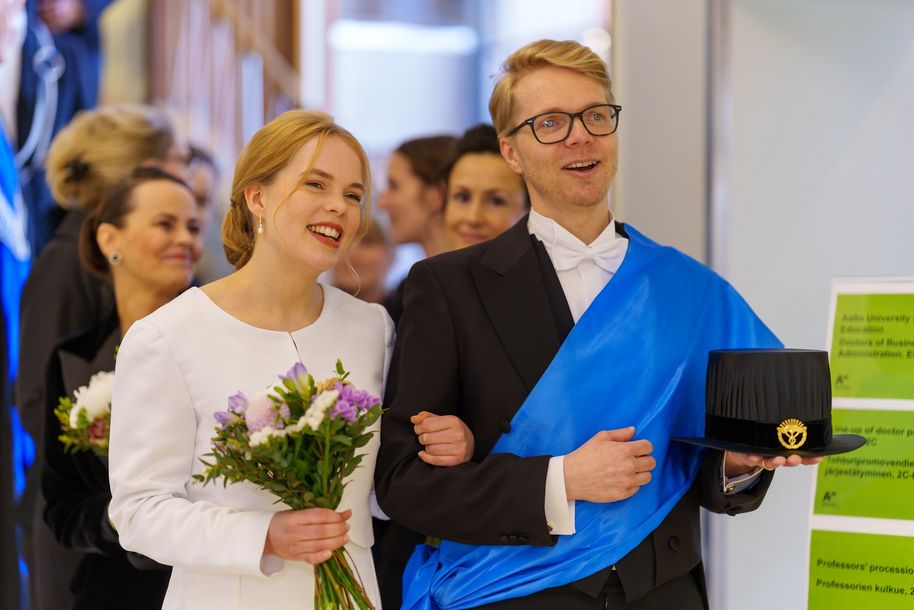 Kauppakorkeakoulun promootio, yliairut Matti Sarvimäki ja Merkuriuksen airut Elina Mäkelä