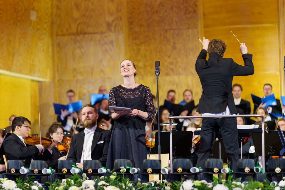 Kauppakorkeakoulun promootio, sopraano Tuuli Lindeberg ja baritoni Sampo Haapaniemi