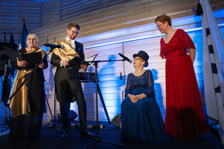 Masters of ceremony Pauliina Ilmonen and Arno Solin interviewing Jubilee doctor Iija Pietikäinen