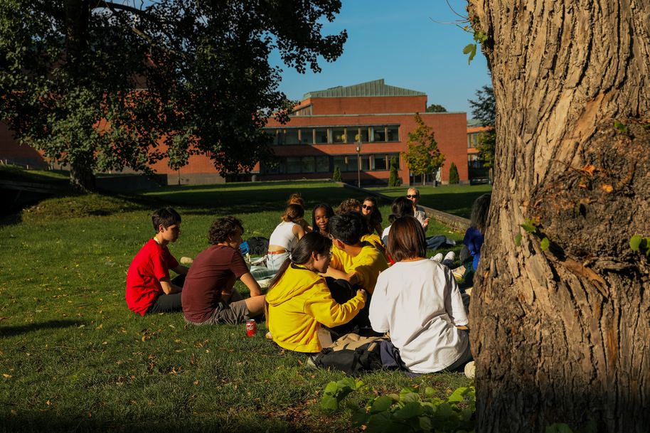 Kesäkoulun opiskelijat tervetulotapahtumassaan piknikillä