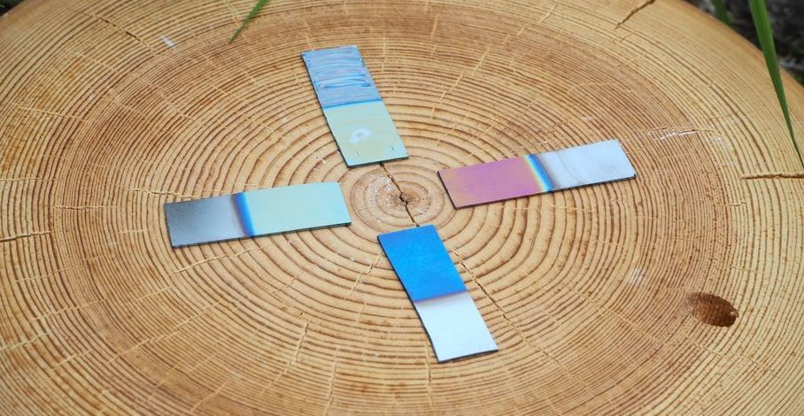 Pinnoitenäytteitä puualustalla.