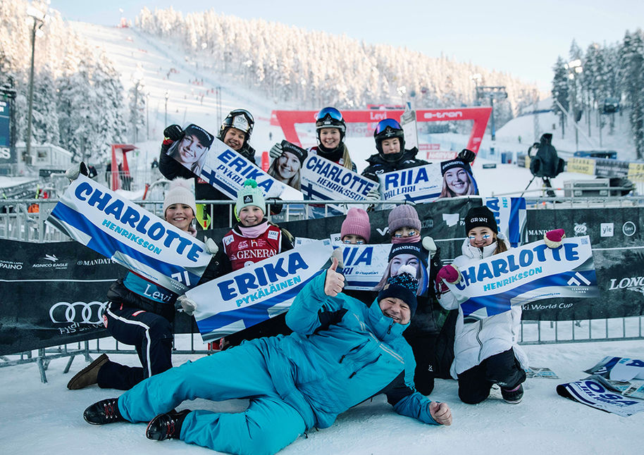 Charlotta Henriksson joukkueensa kanssa