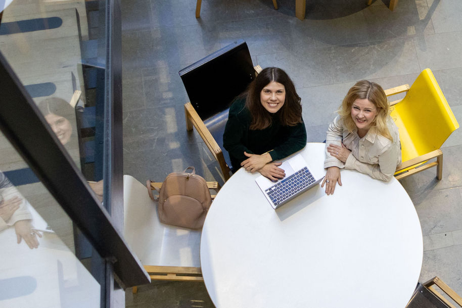 Emma_Nordback vasemmalla ja Niina Nurmi oikealla, kuva: Oona Hilli, Aalto-yliopisto.