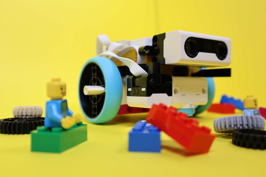 Lego Spikes, joita käytetään robotiikkatyöpajoissa