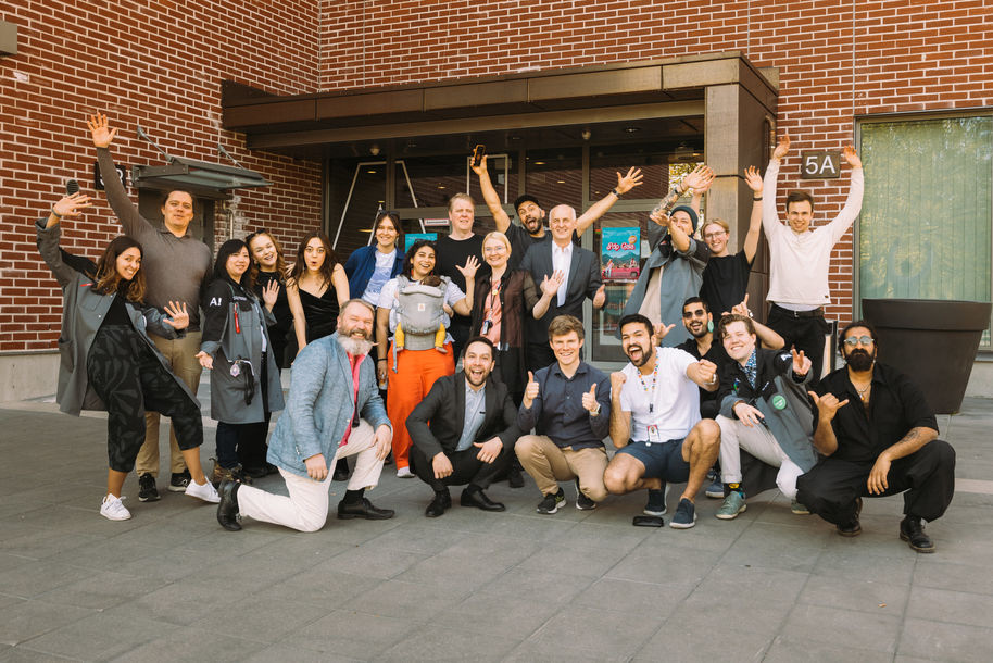 Sushant Passi kuvassa oikealla. Kuvan otti Alvar Bade ja editoi Aaro Packalen