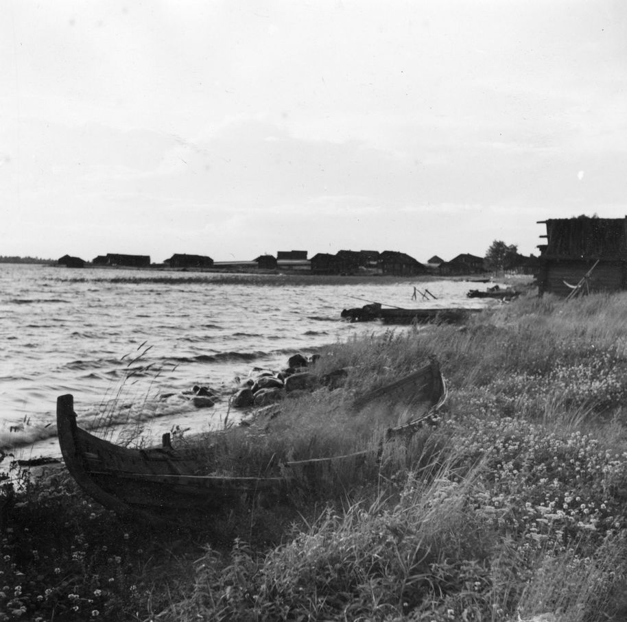 Kylä veden äärellä. Kuvaaja: Jouko Hautala.