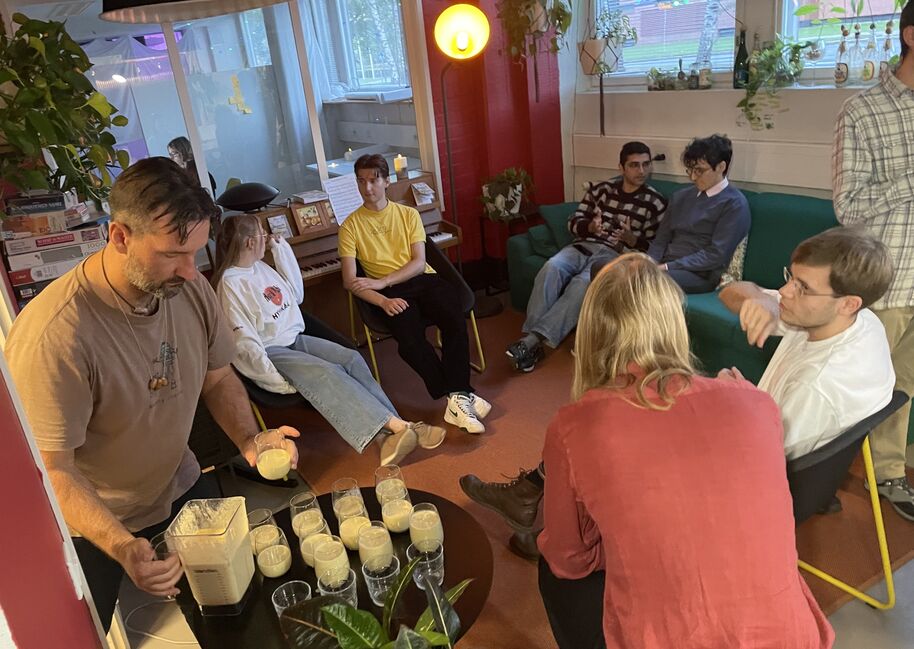 Students having smoothies before a Smoothies & Movies film screening in Space 21.
