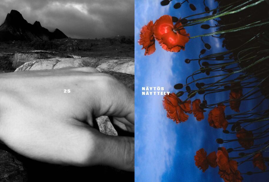 Vasemmalla: käsi kiven päällä harmaasävykuvassa. Oikealla: punaisia kukkia sinistä taivasta vasten. Teksti: '25' ja 'NÄYTÖS NÄYTTELY'.