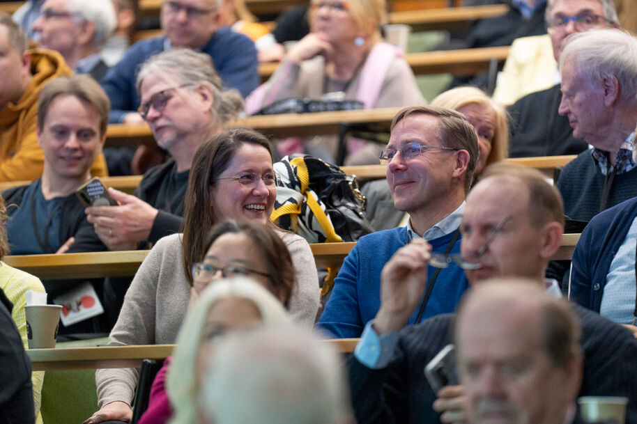 Alumneja kuuntelemassa vuoden 2023 Alumni Weekend -tapahtuman ohjelmaa