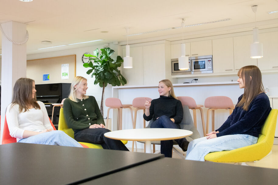 Vasemmalta Inka Hiltunen, Laura Vasko, Inka Tenhunen ja Sini Peltonen. Kuva: Matti Ahlgren.