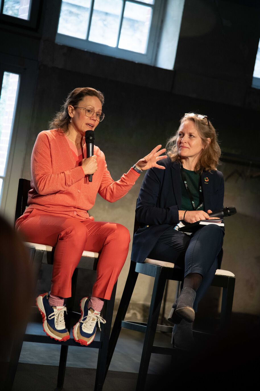 Lotta Partanen puhumassa tapahtumassa