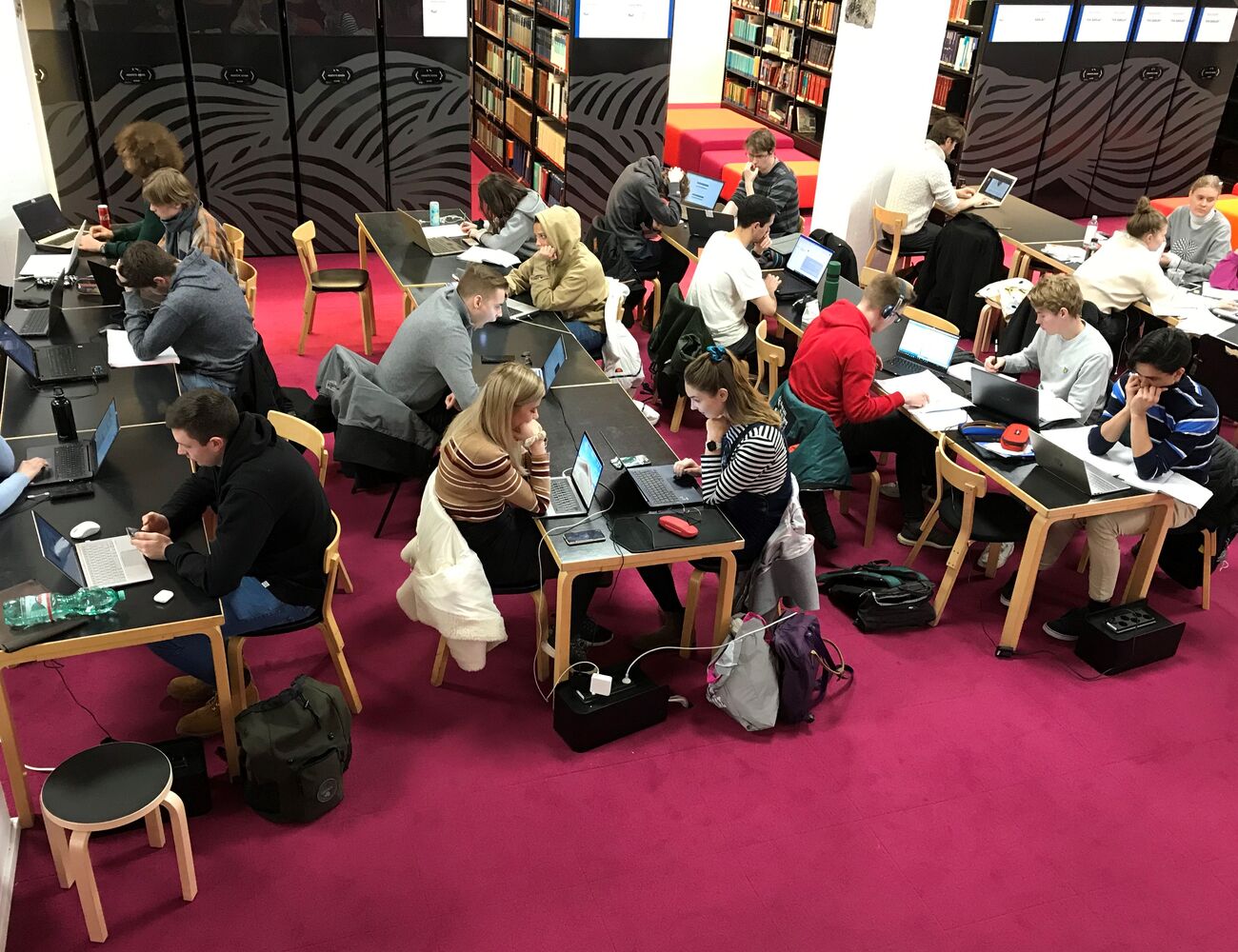 Valokuva Oppimiskeskuksen K-kerroksen Makerspace-tilasta, jossa opiskelijoita opiskelemassa.