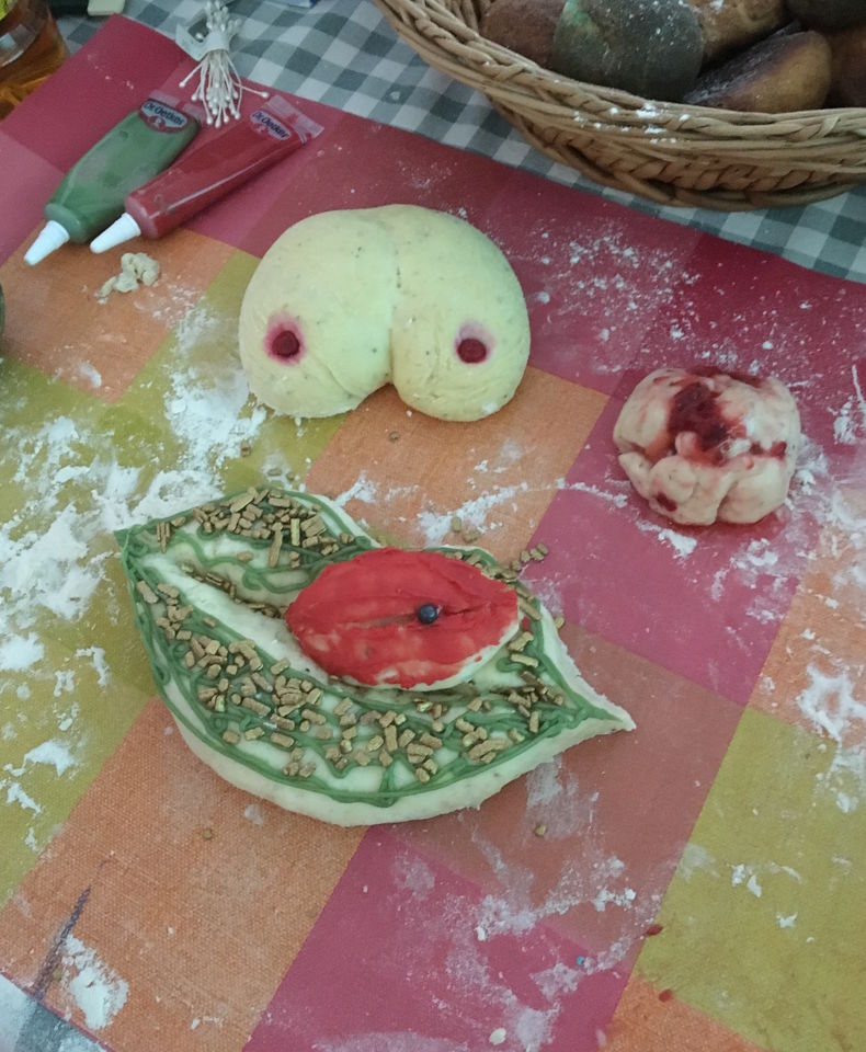 Valta ja Performatiivisuus kurssin sukupuolileivontaa. Kuva: Anniina Suominen, 2018.