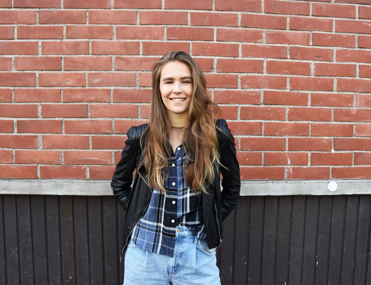 Mikaela smiling in front of the SChool of Chemical Engineering
