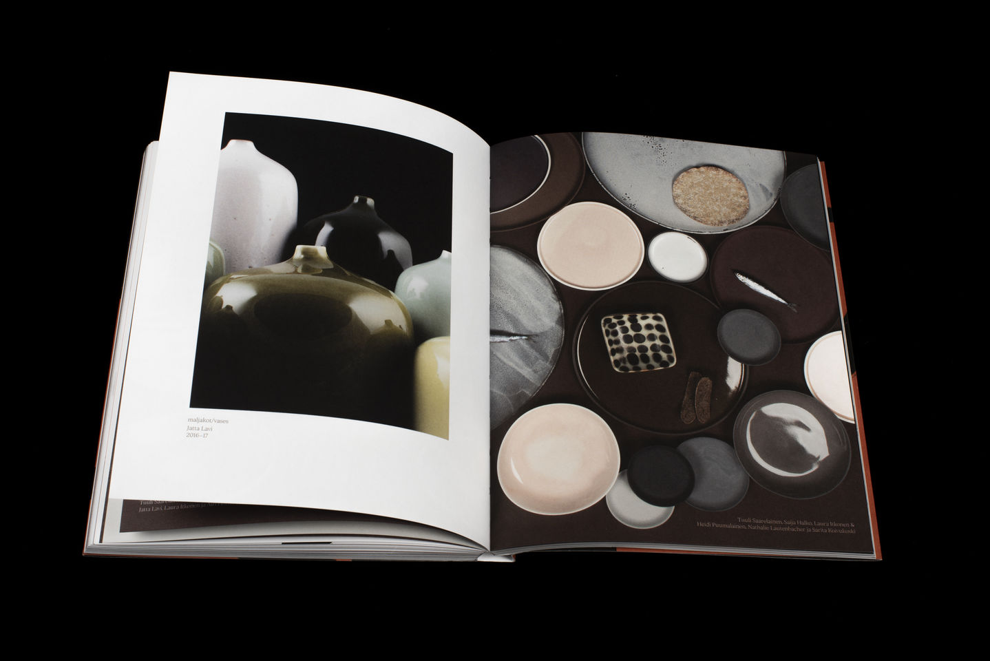 auki olevan kirjan aukeamalla on pastellisävyisiä kuvia pienistä keramiikkaesineistä