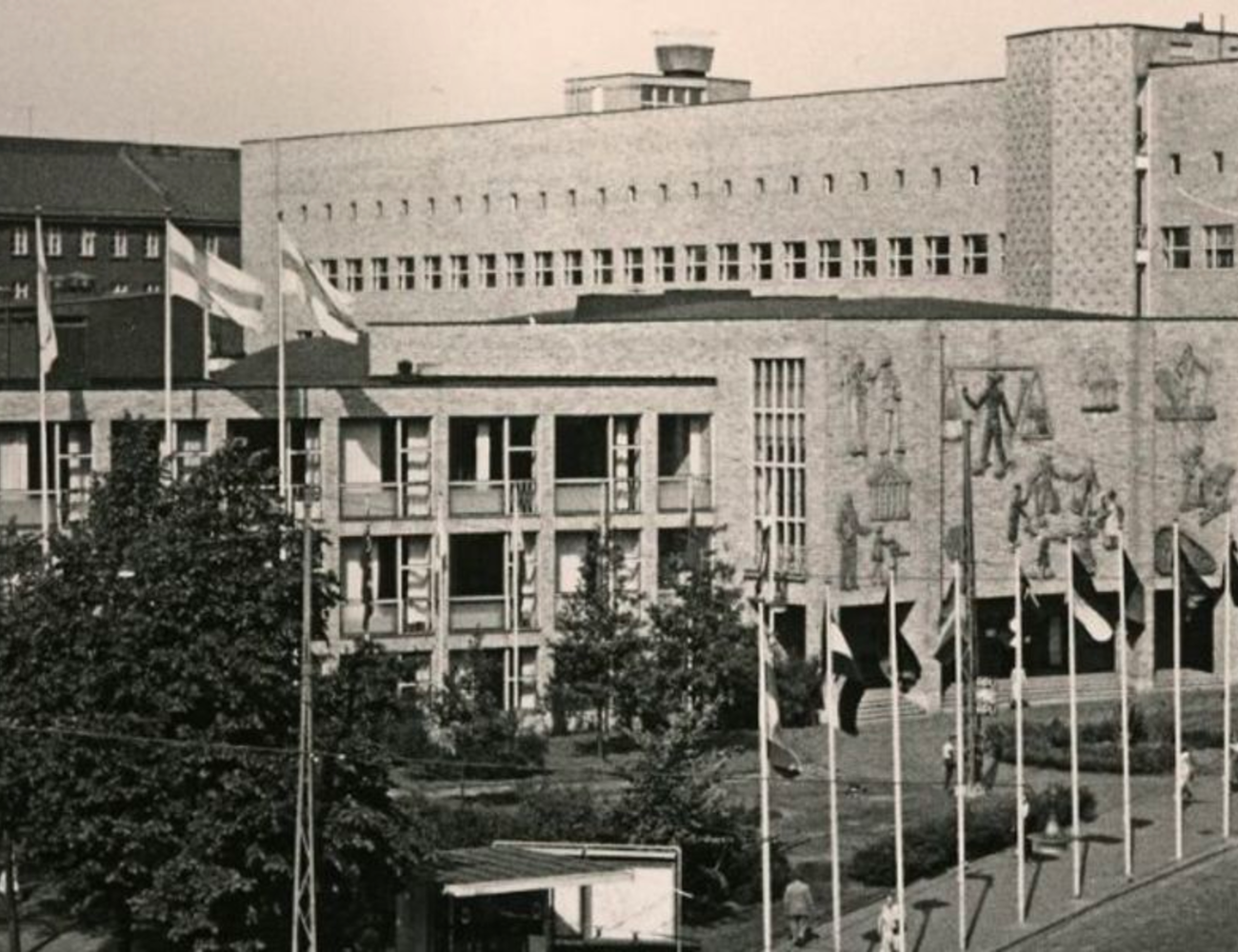 Kauppakorkeakoulun entinen päärakennus Töölössä Kauppis 110 -logolla