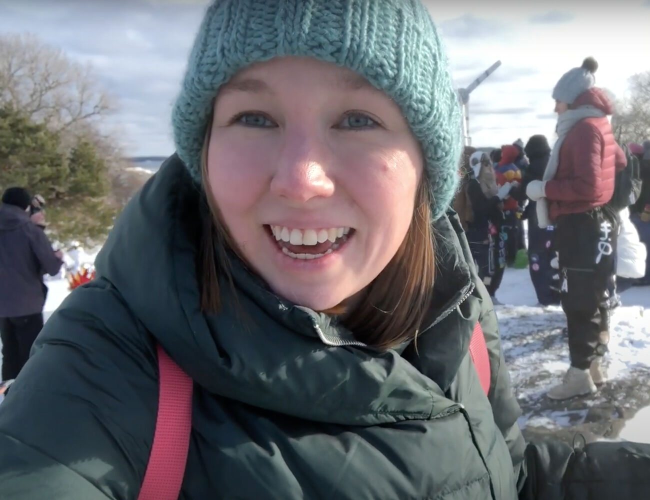 Videobloggaaja esittlee opiskelijoiden Laskiaisen viettoa