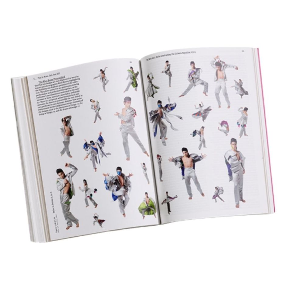 aukeama the meta-suit kirjasta. Ihmishahmoja eri asennoissa esittelevät päällä olevaa vaaleaa pukua.