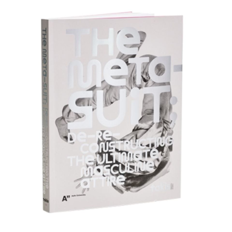 the metasuit. kansi. vaaleanharmaalla pohjalla kuperkeikkaa tekevä mies. Kirjan nimi päällä hopealla.