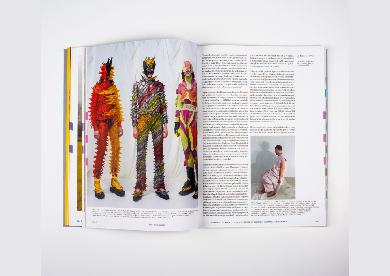 Intiimin kosketus -kirjan aukeama.