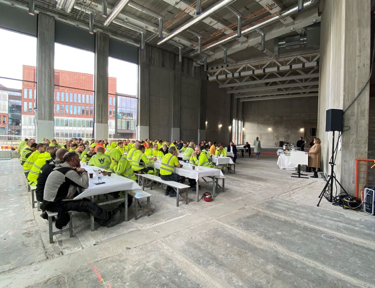 Harjannostajaisväkeä. Puhumassa Marianna Bom / Aalto-yliopisto.